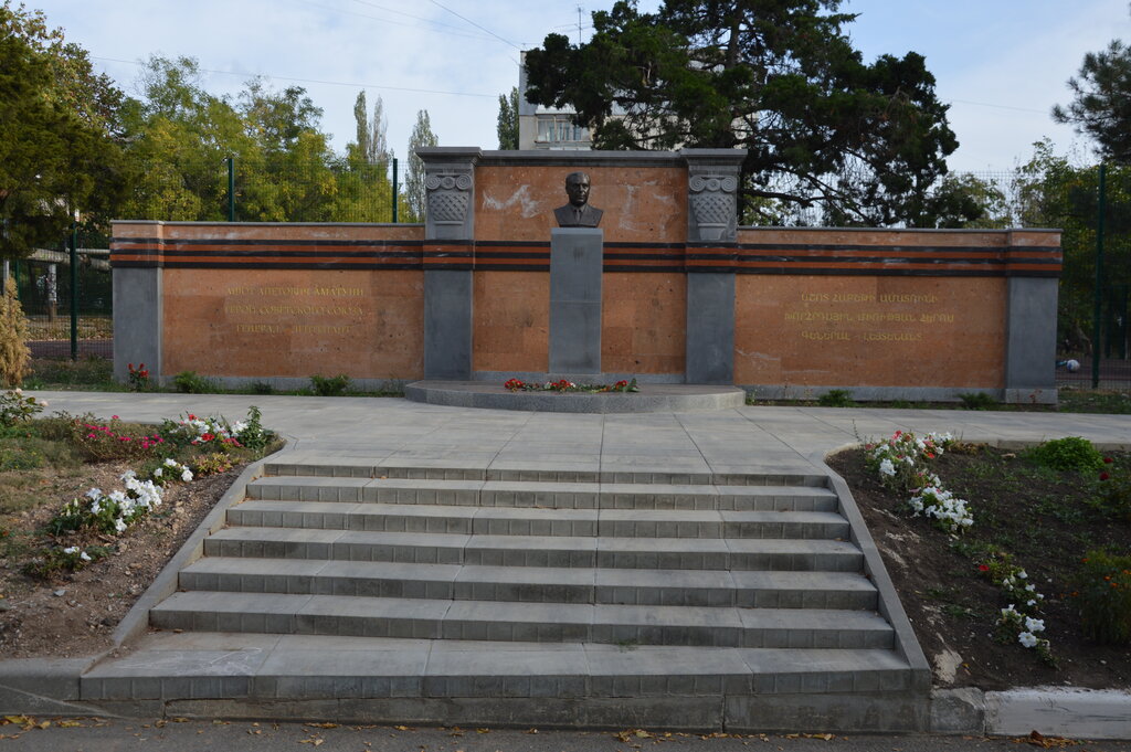 Monument, memorial Герой Советского Союза генерал-лейтенант Ашоту Аматуни, Simferopol, photo