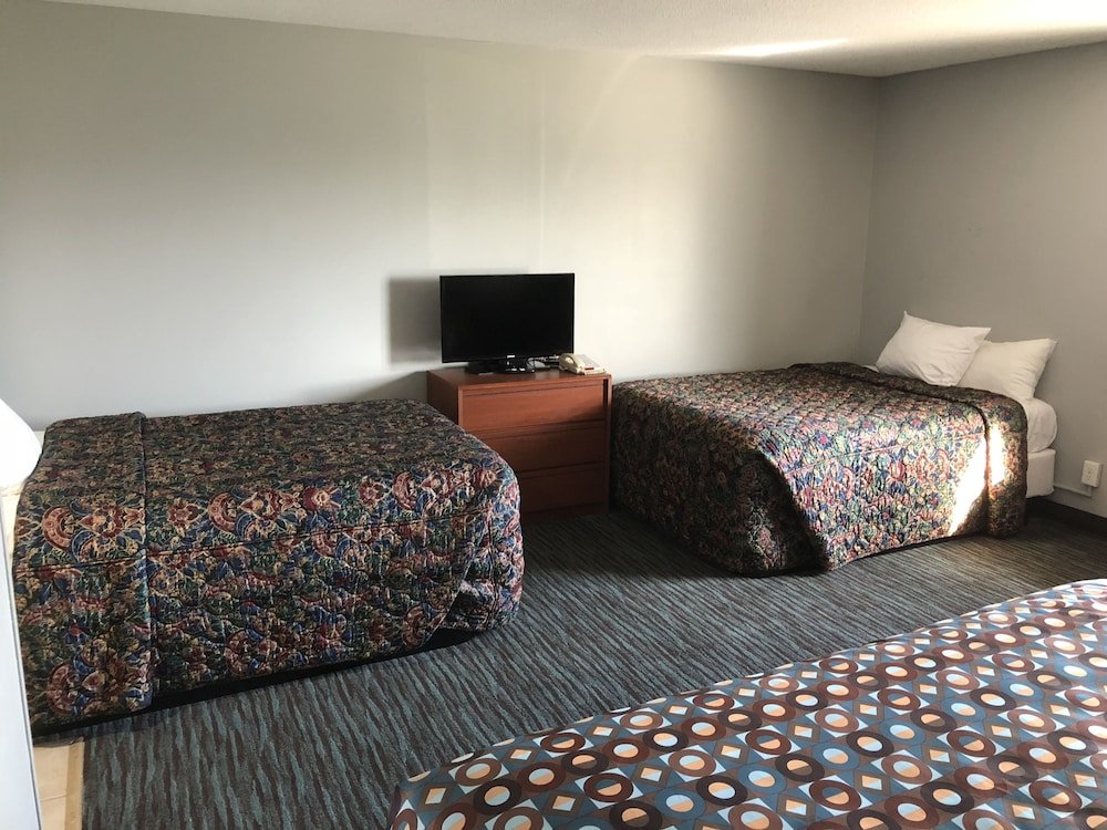 Фото Countryside Inn & Suites