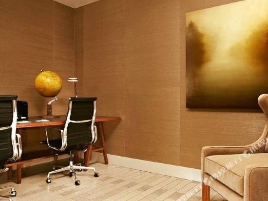 Фото The James Hotel