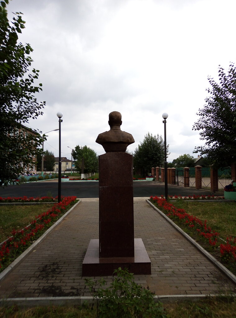 Monument, memorial Бюст Героя Советского Союза Осипа Андреевича Денисова, Ulan‑Ude, photo