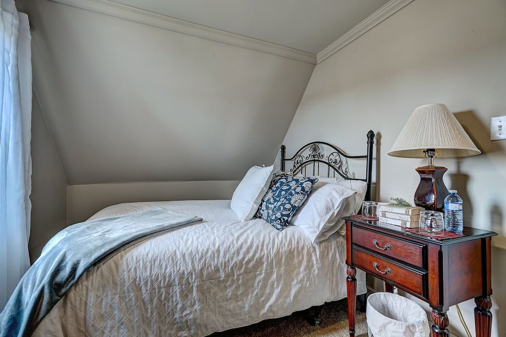 Фото Inn by The Bay