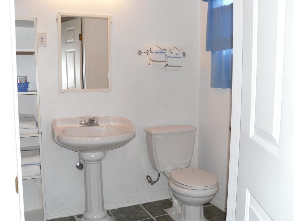 Фото Hotel Bethel - Fort MacLeod, Ab