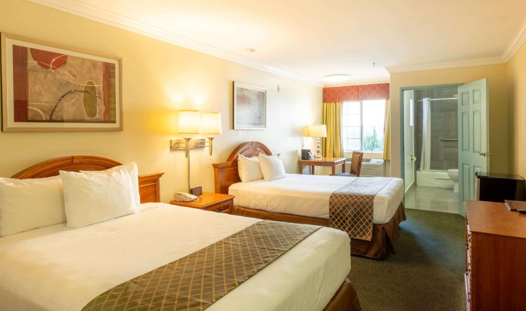 Фото Days Inn by Wyndham Santa Monica/Los Angeles