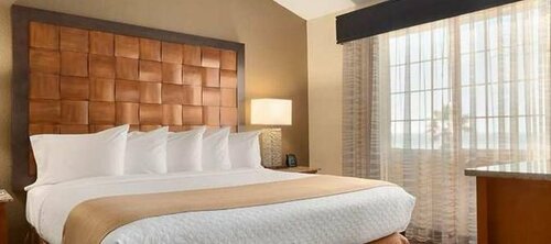 Гостиница Embassy Suites by Hilton Mandalay Beach Hotel & Resort в Порт Хаенем