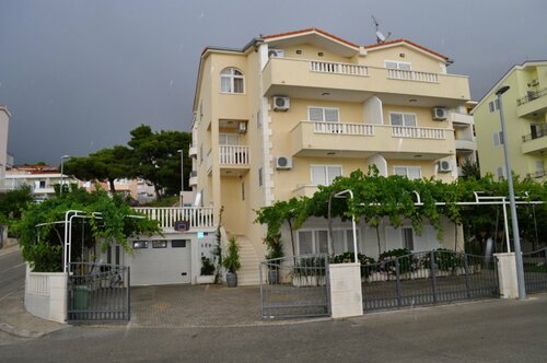 Жильё посуточно Studio apartment Ivi - big parking and courtyard Sa6 Makarska, Riviera Makarska