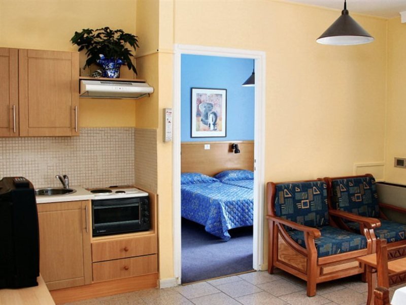 Фото Daphne Hotel Apartments