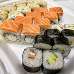 Lux (ulitsa Levitana, 26/1), sushi and rolls store