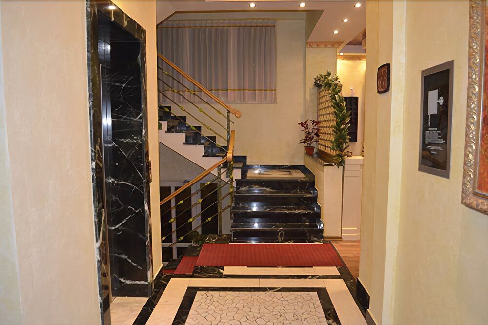 Фото Mustang hotel Tirana