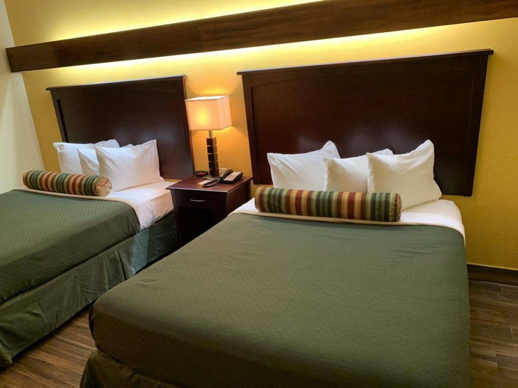 Фото Days Inn & Suites by Wyndham Tampa/Raymond James Stadium