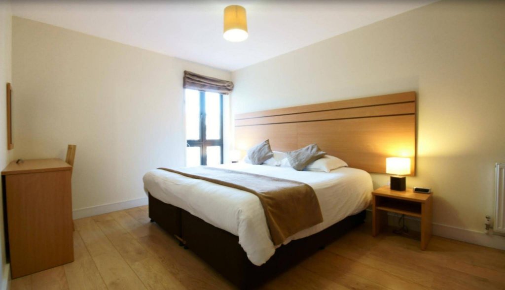 Фото Crompton Court