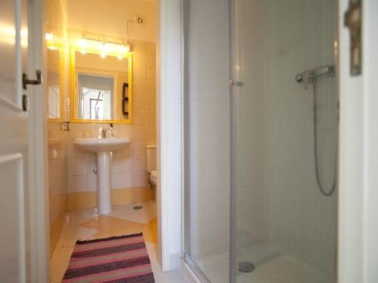 Фото Ericeira Chill Hill Hostel & Private Rooms - Peach Garden