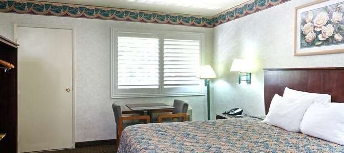 Фото Travelodge by Wyndham Long Beach Convention Center