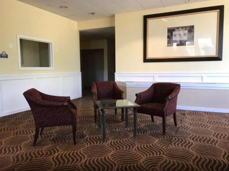 Фото Days Inn & Suites by Wyndham Tallahassee Conf Center I-10