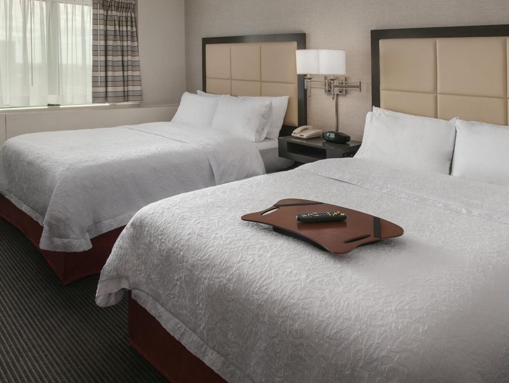 Фото Hampton Inn & Suites Milwaukee Downtown