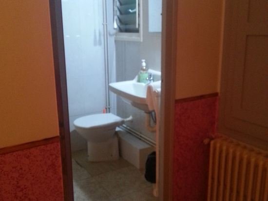 Фото Hostal Isla Cristina Mataró