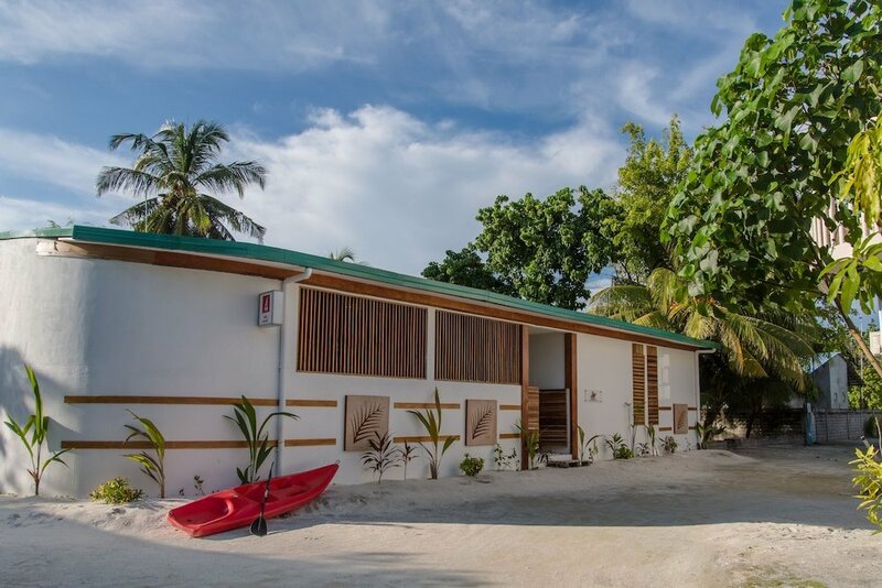 Гостевой дом Dhiffushi White Sand Beach Hotel