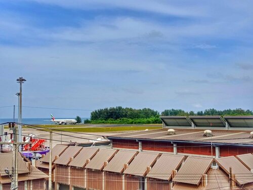 Гостиница Louis' Runway View Hotel