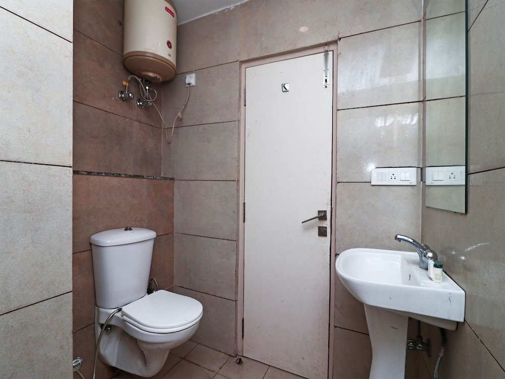 Фото Oyo 4477 City Square Hotel