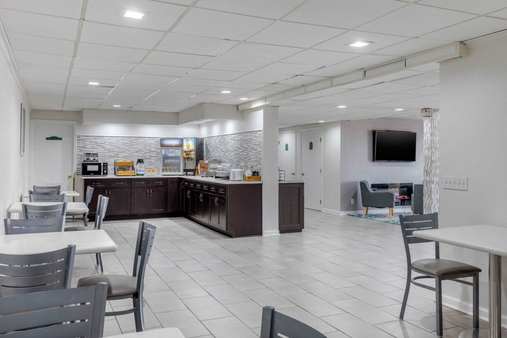 Фото Suburban Extended Stay Hotel at the University