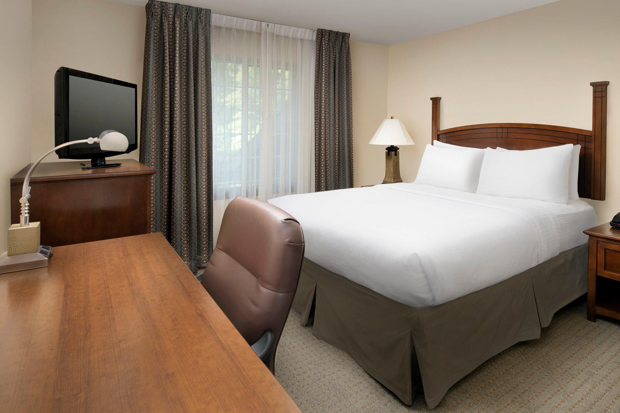 Фото Staybridge Suites North Brunswick, an Ihg Hotel