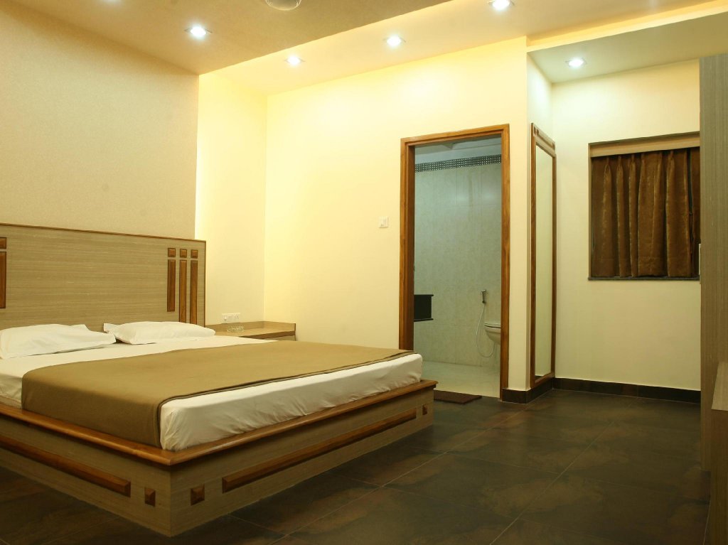 Фото Hotel Trimoorti