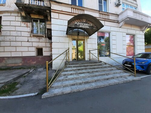 Аққұбаның онлайн порносы бар үлкен жопа фитинг бөлмесінде