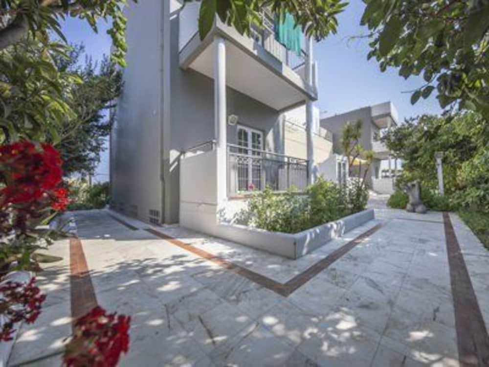 Фото Manias Hotel Apartments