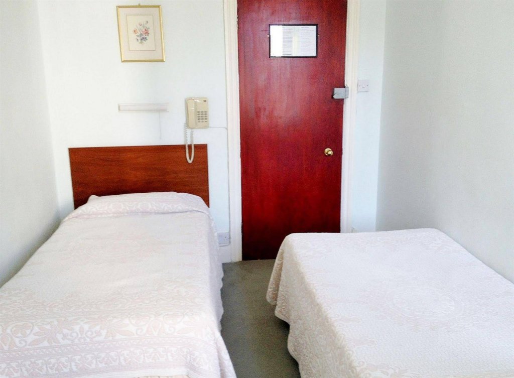 Фото Merlyn Court Hotel