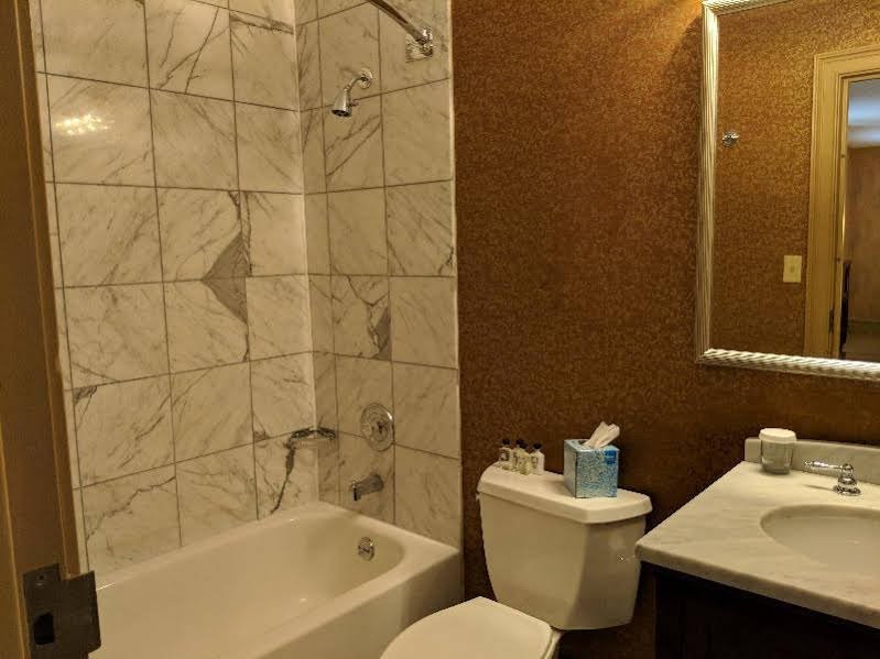 Фото The Dunhill Hotel