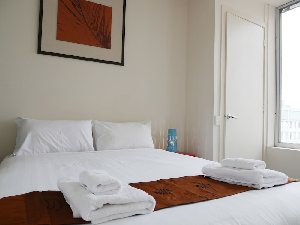 Фото Plum Collins Street Serviced Apartments