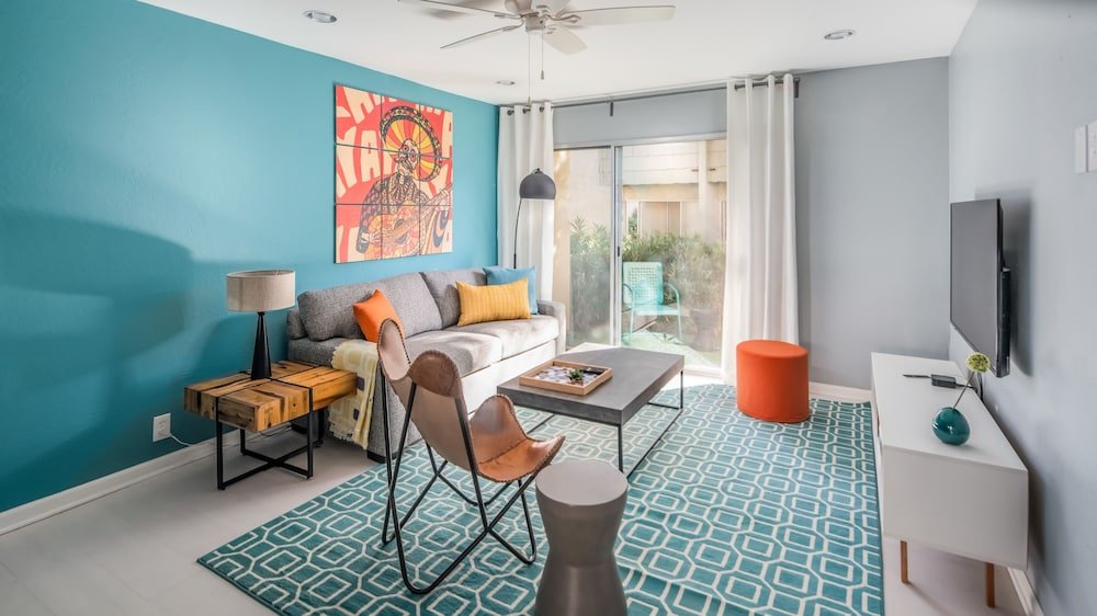 Фото Stylish 1br Apt Old Town by WanderJaunt