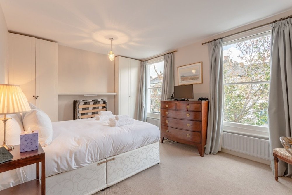 Фото Charming 2 Bedroom Home in West London