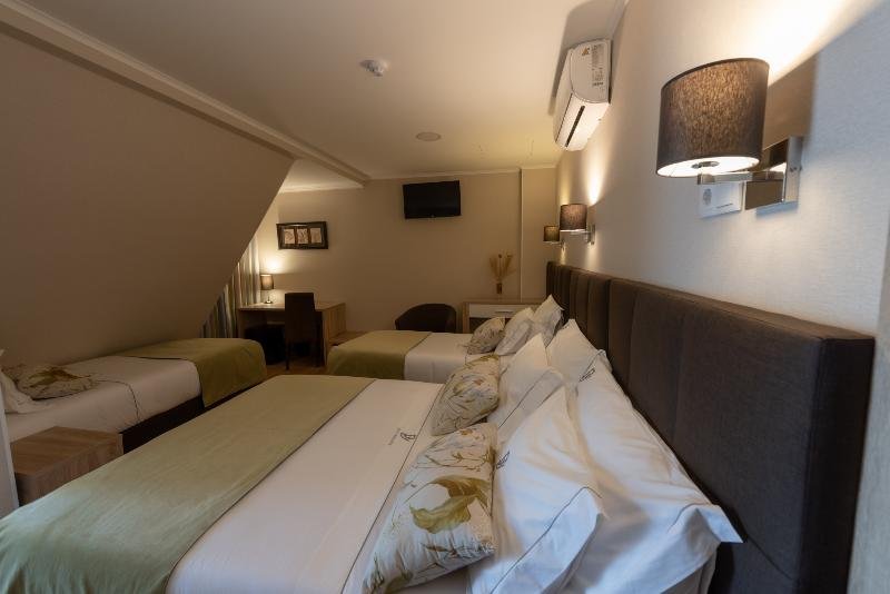 Фото Dinya Lisbon Hotel & Lounge Bar