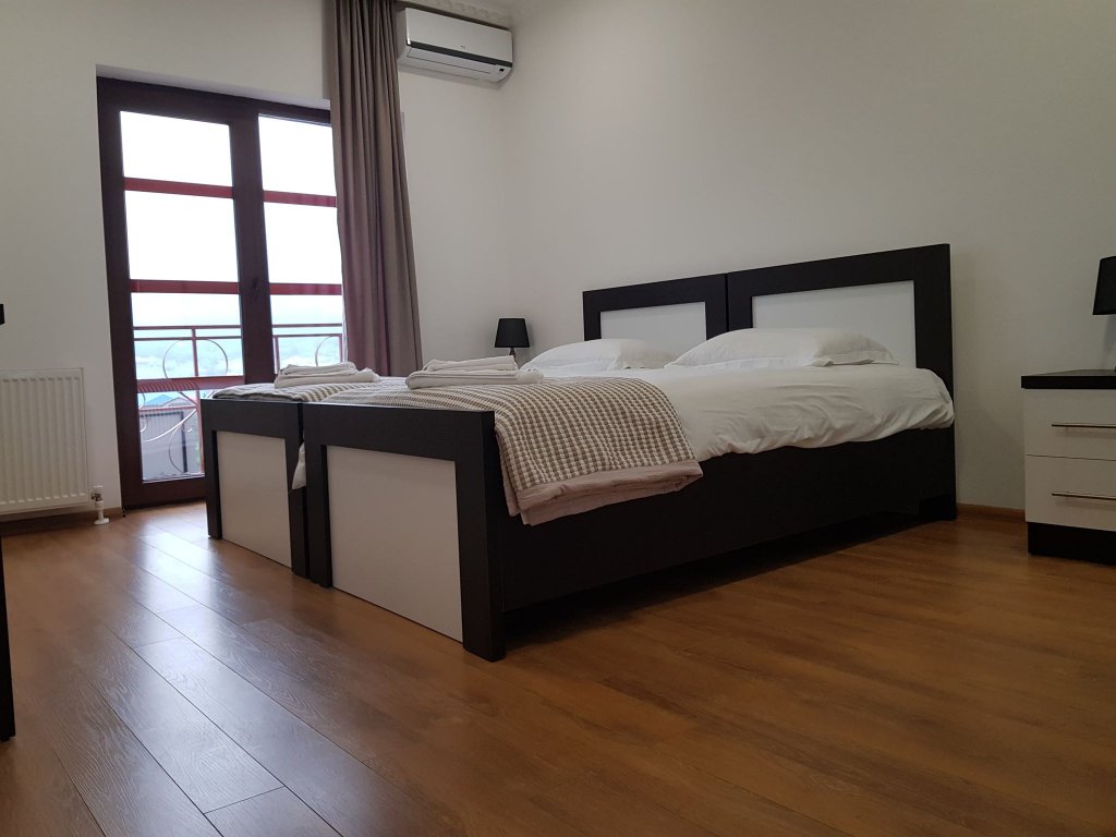 Фото Three Penguins Три Пингвина