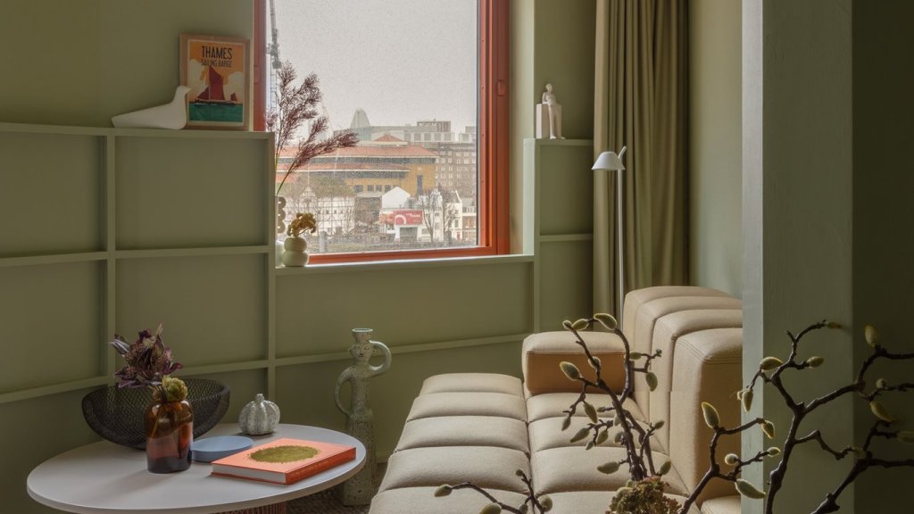 Фото Locke At Broken Wharf