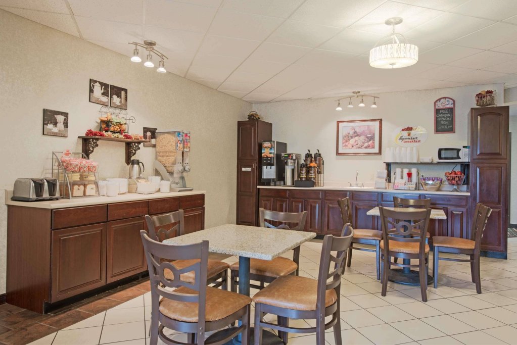 Фото Super 8 by Wyndham Grove City