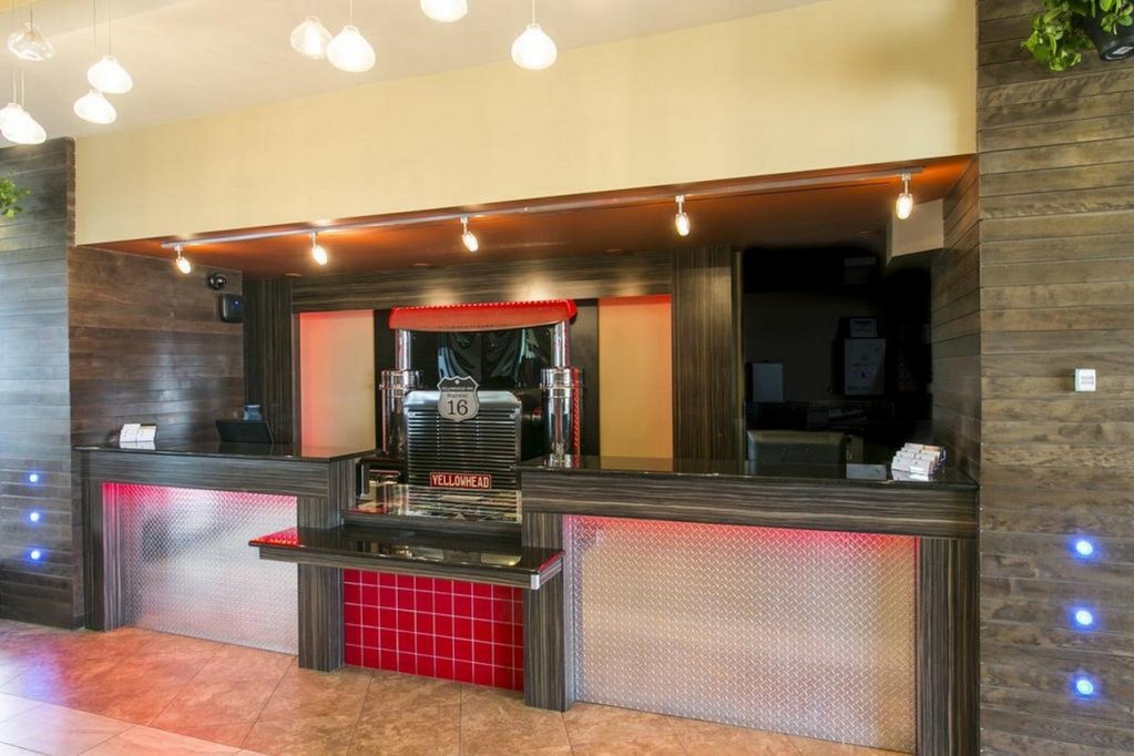 Фото Ramada by Wyndham Edmonton Yellowhead Nw