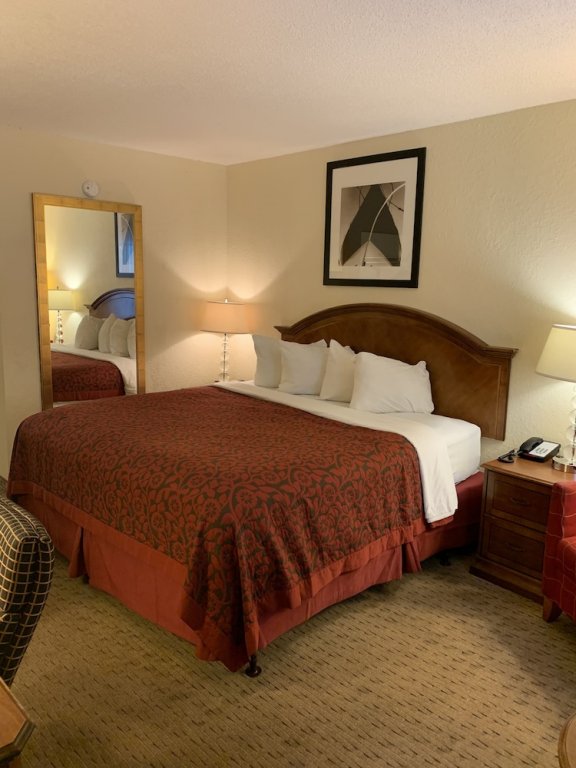 Фото Days Inn by Wyndham St George