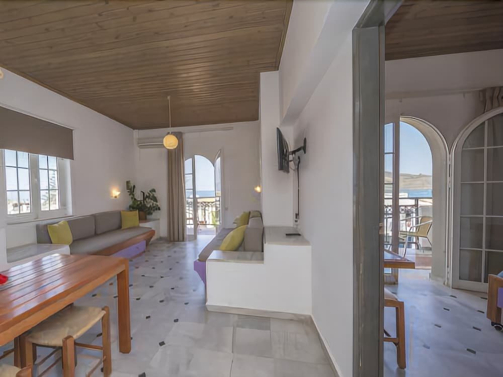 Фото Manias Hotel Apartments