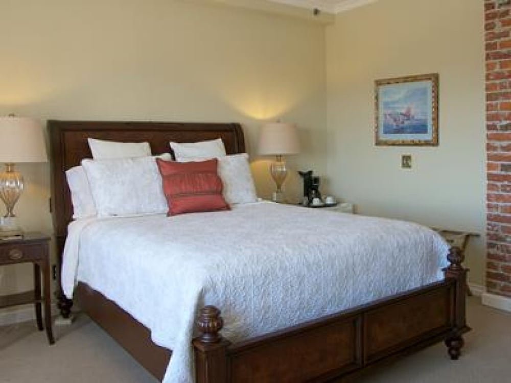 Фото Dashwood Manor Seaside Bed & Breakfast
