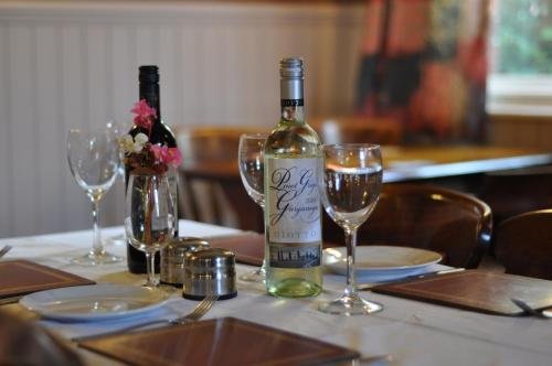 Фото The Emmbrook Inn