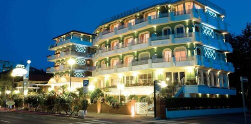 Внешний вид отеля Hotel Gambrinus & Strand в Червии, фото 1