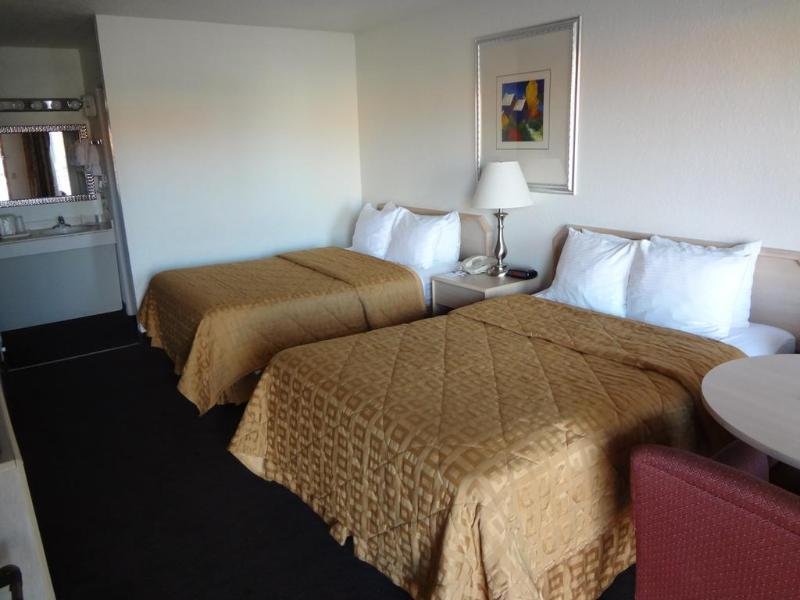 Фото Econo Lodge Airport at Rj Stadium