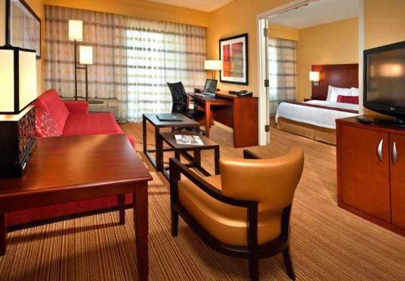 Фото Courtyard by Marriott Fayetteville