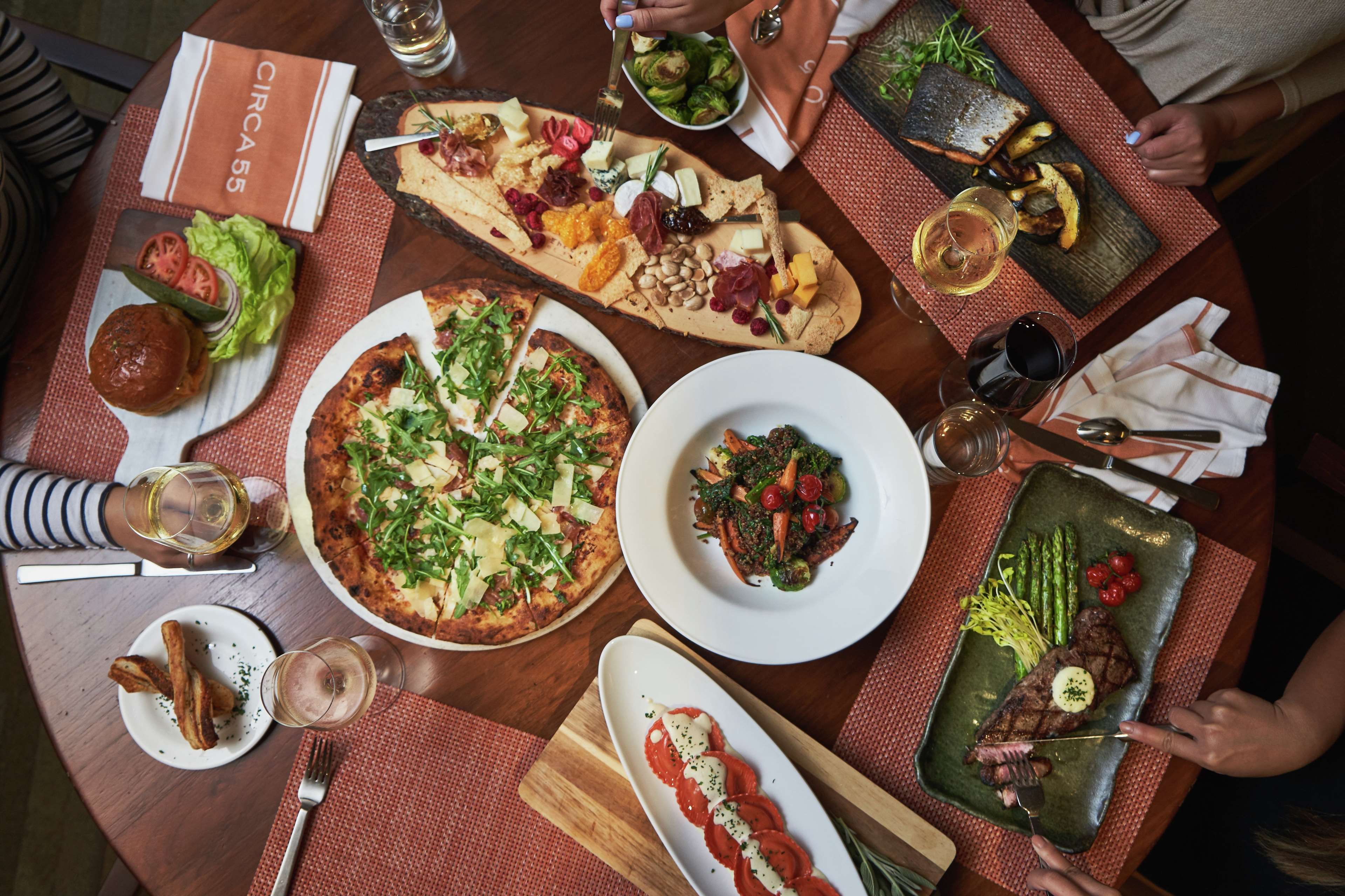 Фото The Beverly Hilton