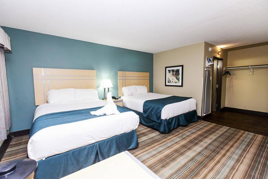 Фото Ramada by Wyndham Edmonton Yellowhead Nw