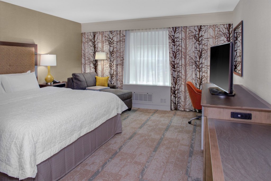 Фото Hampton Inn and Suites Manchester