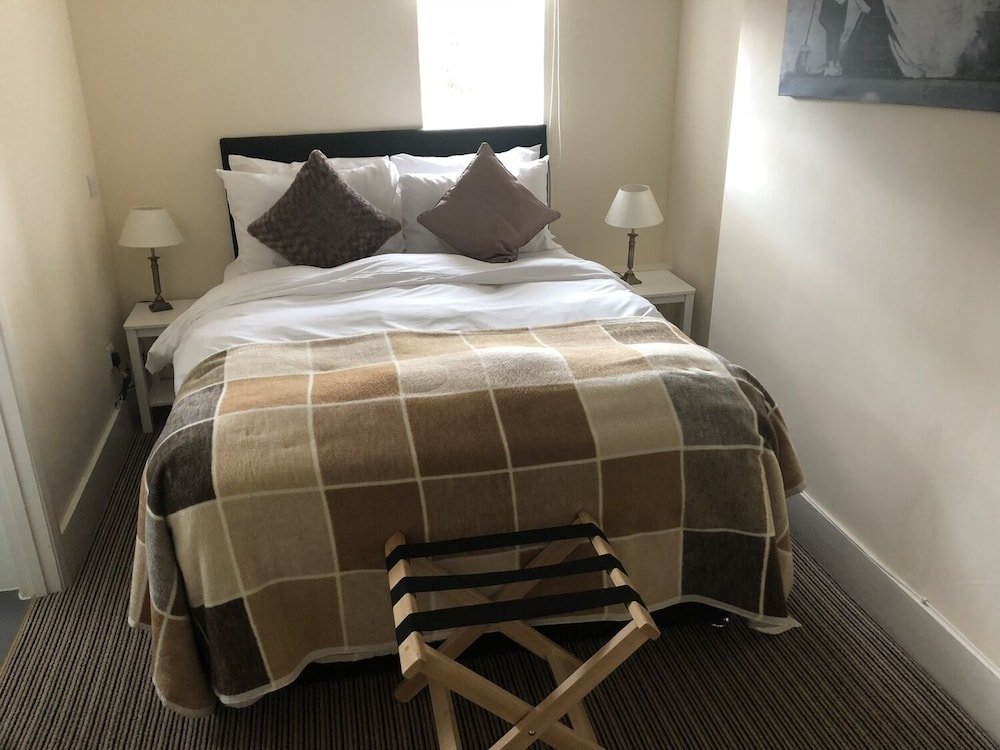 Фото The Crown And Cushion