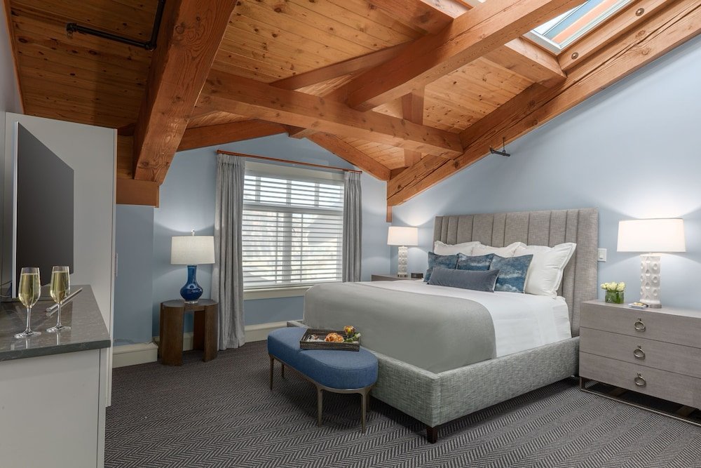 Фото Boston Yacht Haven Inn & Marina