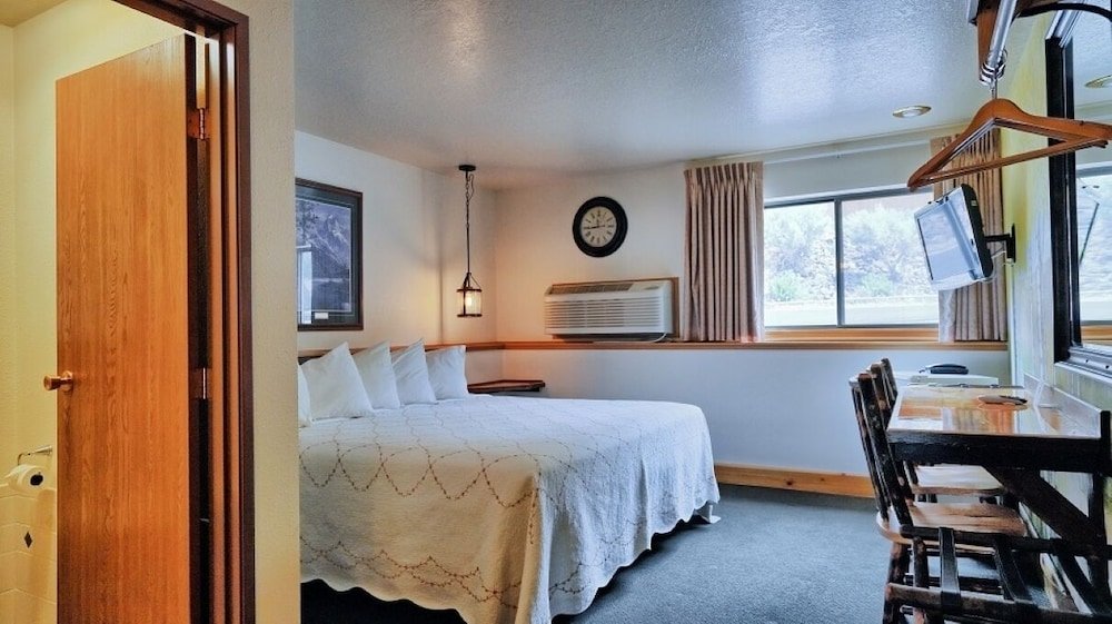 Фото Yellowstone Village Inn and Suites